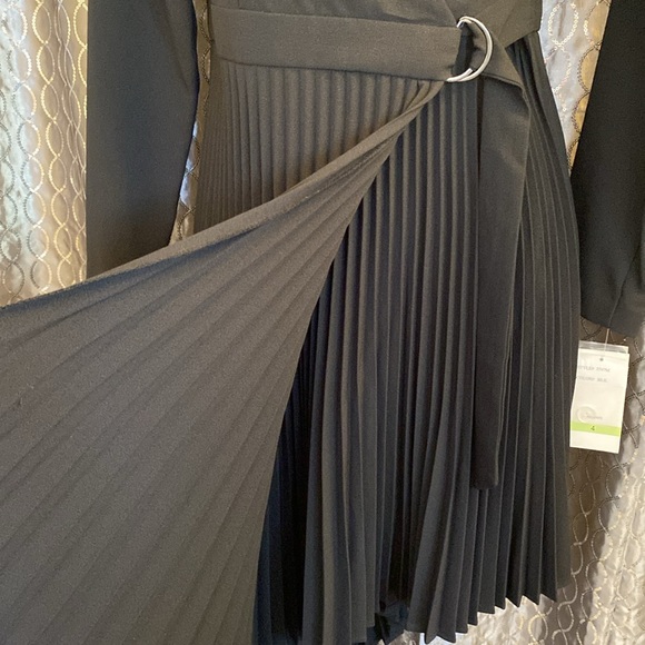 NWT Taylor Black Surplice V Neckline Long Sleeve Pleated Asymmetrical Dress Sz 4 - Picture 5 of 10